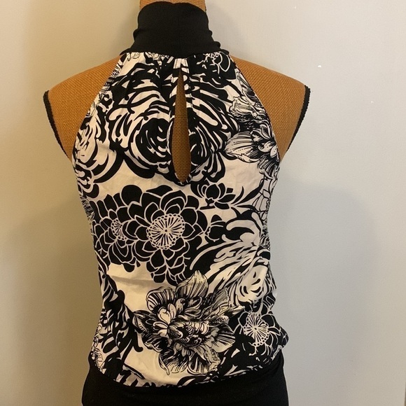 Women's Sleeveless Turtleneck Blouse - Picture 3 of 9